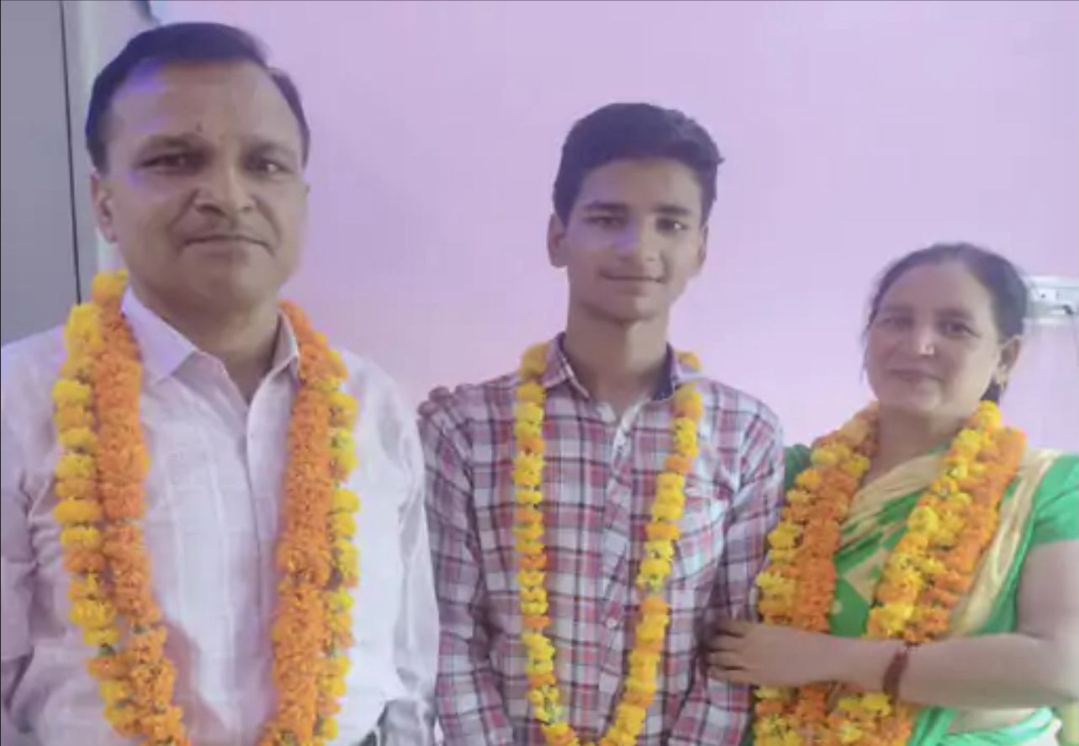 वाराणसी में 12वीं के टॉपर्स