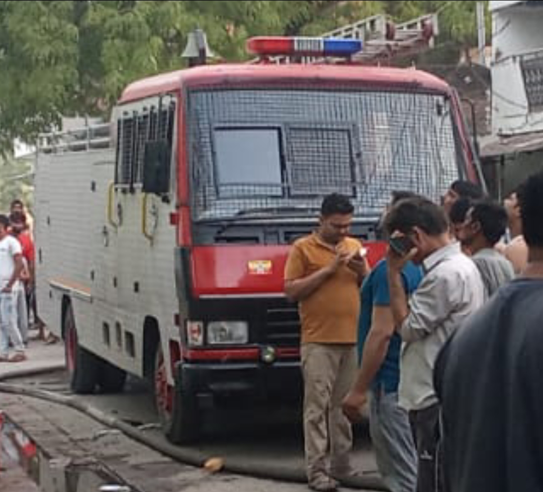 मंगारी बाजार के गुलजारगंज में शंभू साहू के गले की दुकान लगी आग