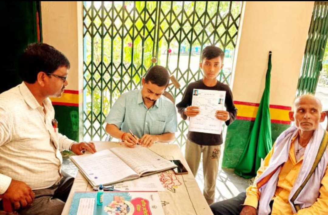 नामांकन में फिसड्डी होते देख खुद कमान संभालने उतरे अधिकारी