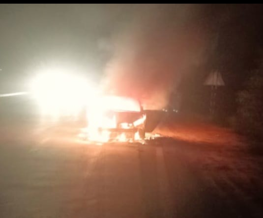 शॉर्ट सर्किट से लगी आग से कार हुई खाक