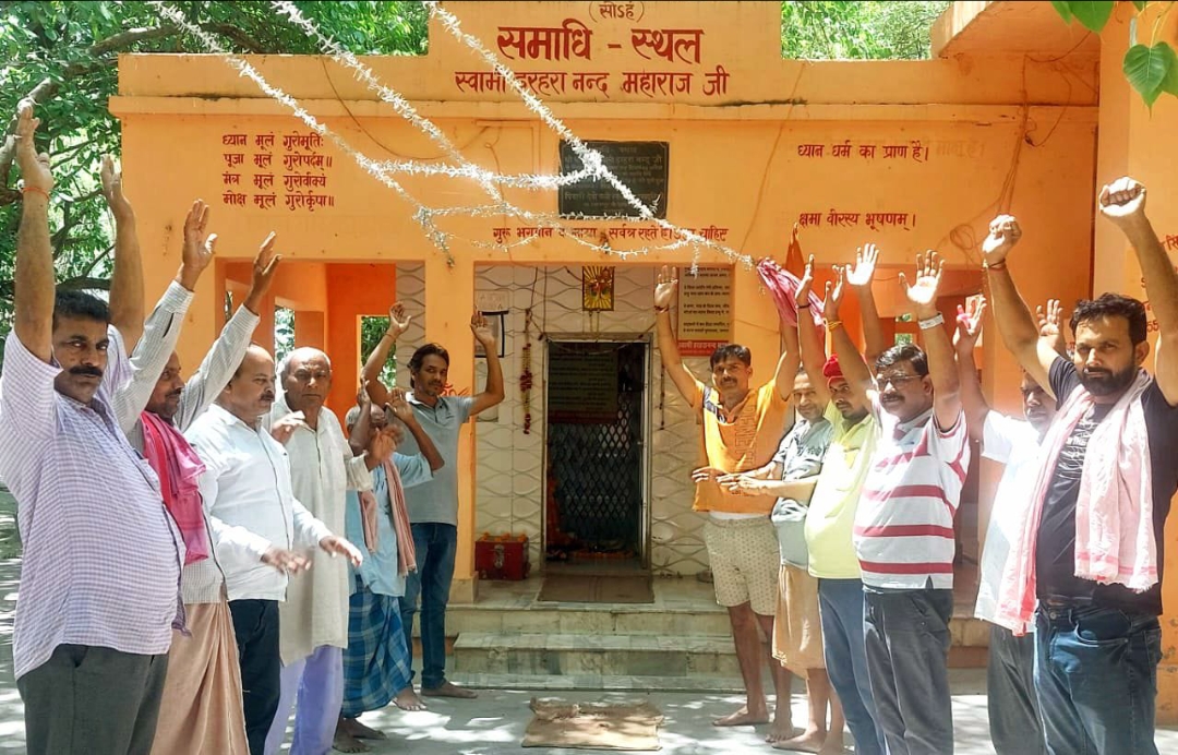 स्वामी हरहरानंद आश्रम पर रही भक्तों की भीड़