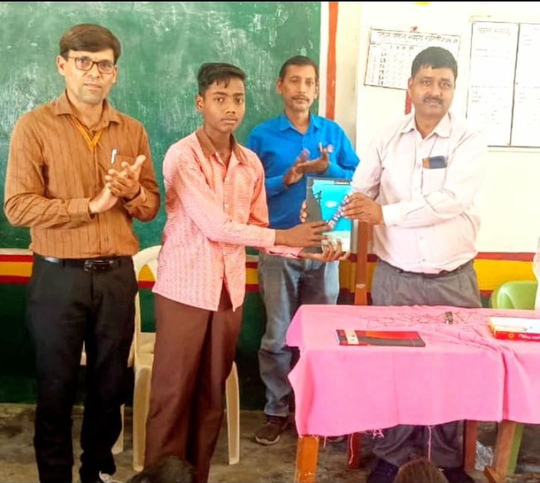 स्कॉलरशिप परीक्षा उत्तीर्ण होने पर छात्र हुए सम्मानित