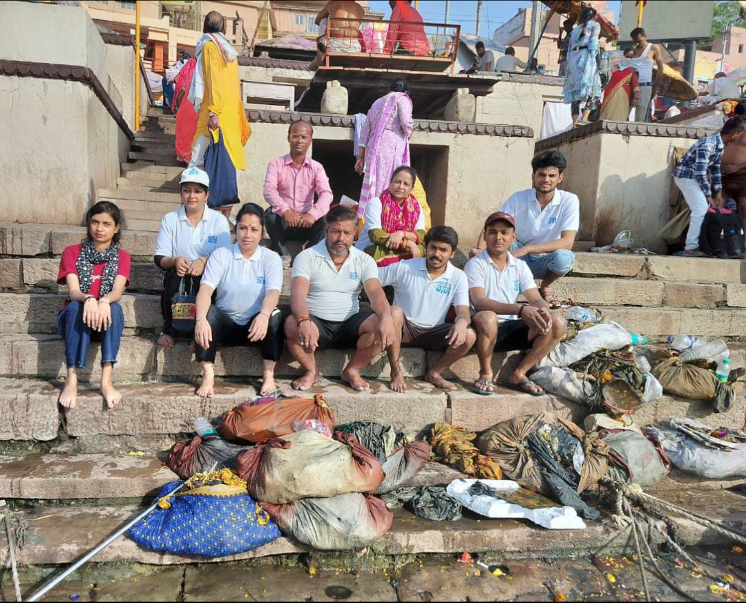 रविवार की छुट्टी में गंगा किनारे गंदगी की छुट्टी