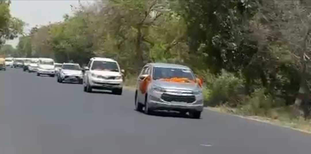 सैकड़ो चार पहिया वाहन के जुलूस से बनारस पहुंचे पीडीएम प्रत्याशी गगन प्रकाश यादव