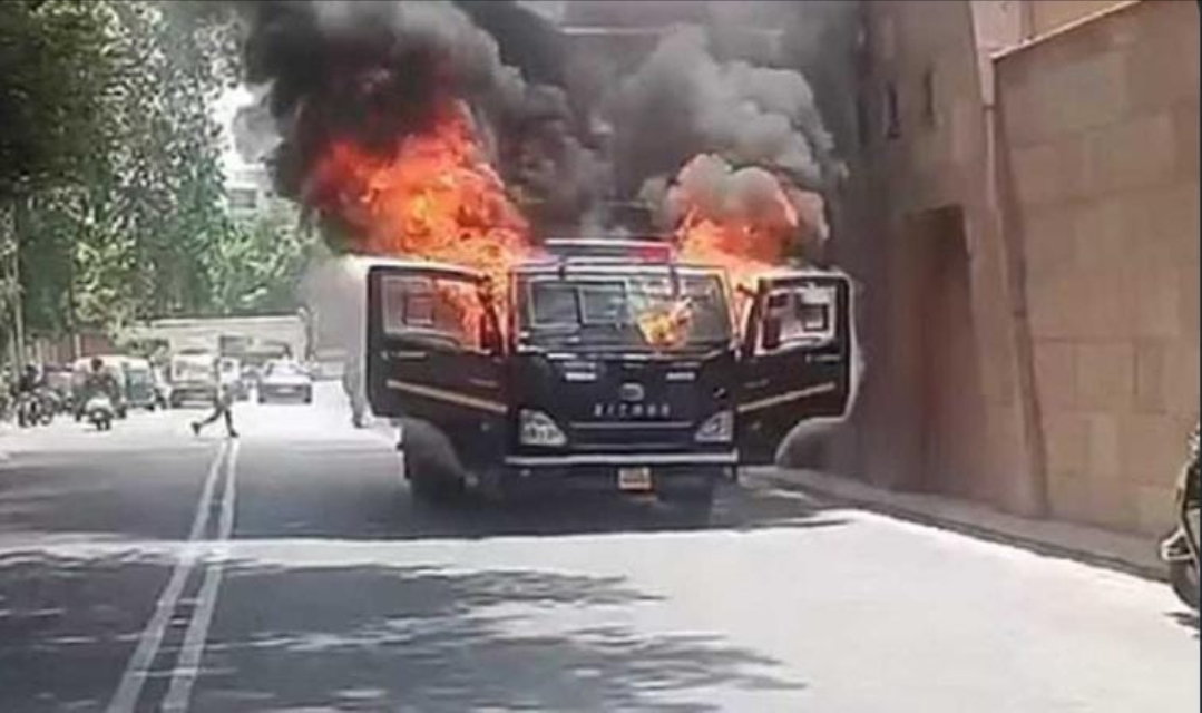 कोर्ट ले जा रही महिला कैदियों की गाड़ी में लगी आग