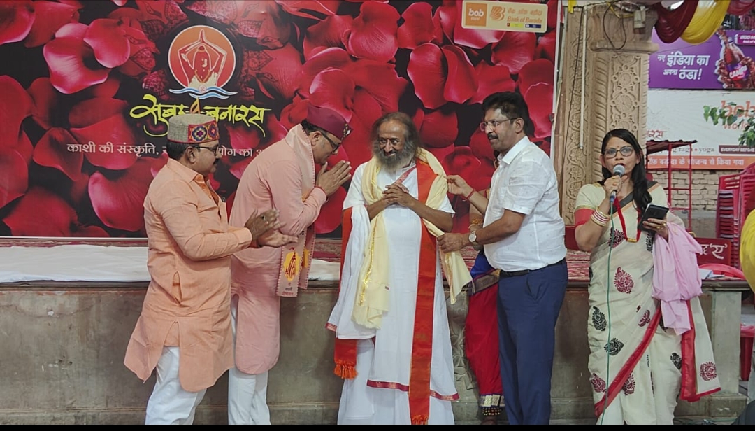 योग गुरु आध्यात्मिक संत श्री श्री रविशंकर जी का विश्व विख्यात सुबह ए बनारस के मंच पर आगमन हुआ।