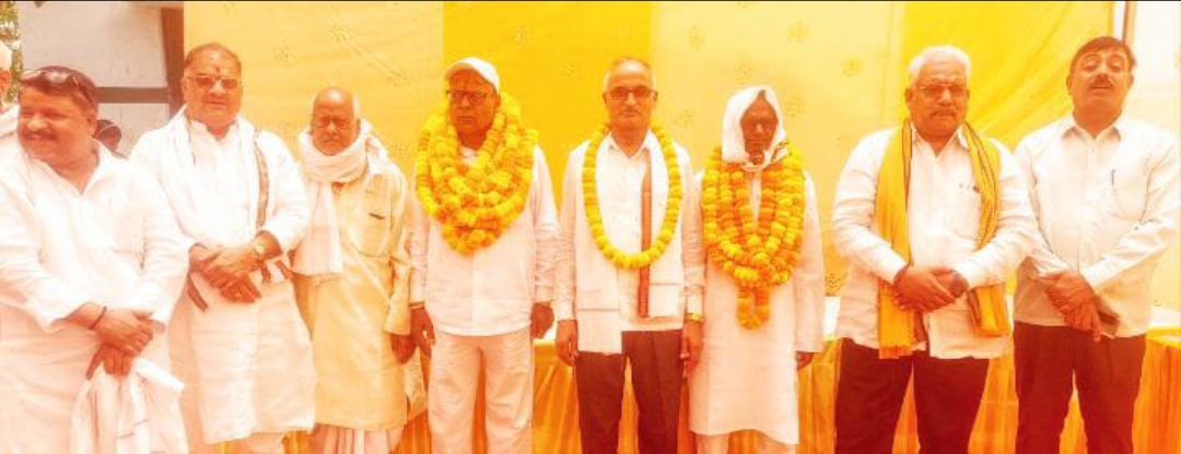 अवकाश प्राप्त शिक्षको के साथ नवाचारी शिक्षक व एआरपी हुए सम्मानितसेवानिवृत्त शिक्षक समाज का पथ प्रदर्शक-- प्रभाकर सिंह