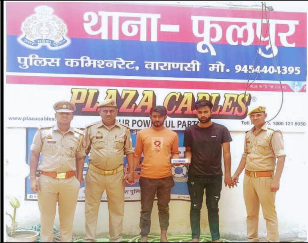 मोबाइल छीनकर भाग रहे बदमाशो को ग्रामीणों ने पकड़ा