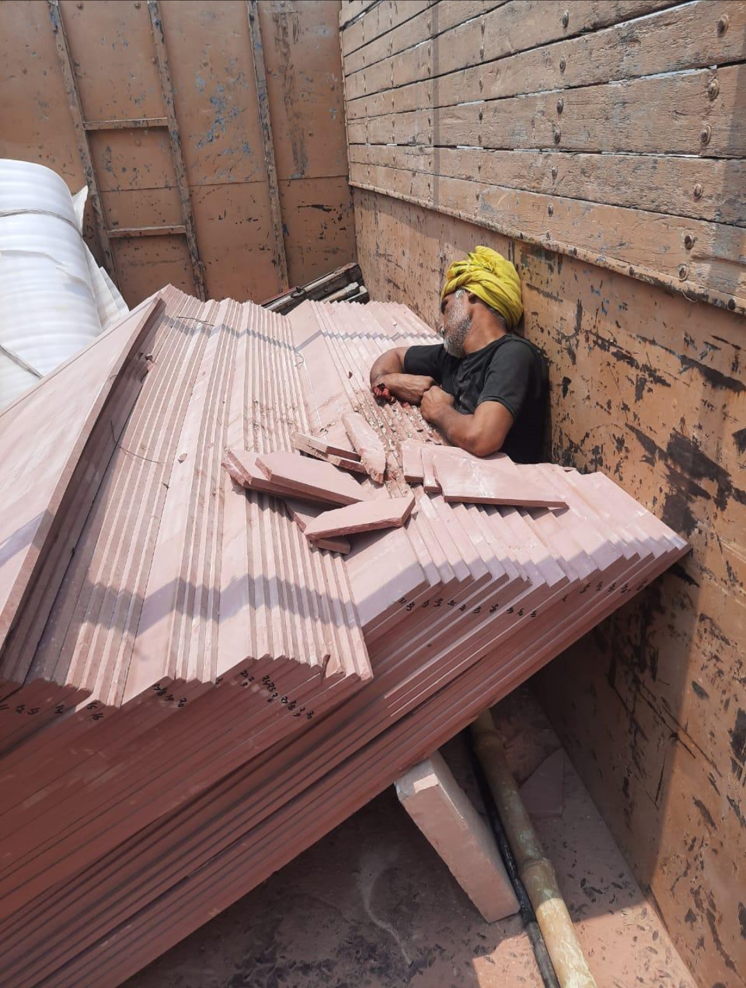 मार्बल पत्थर में दबकर मजदूर की हुई मौत