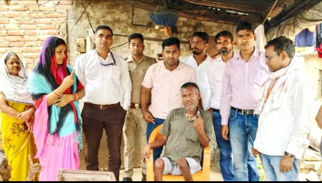 अशक्त व बृद्ध लोगों ने किया पोस्टल बैलेट से मतदान