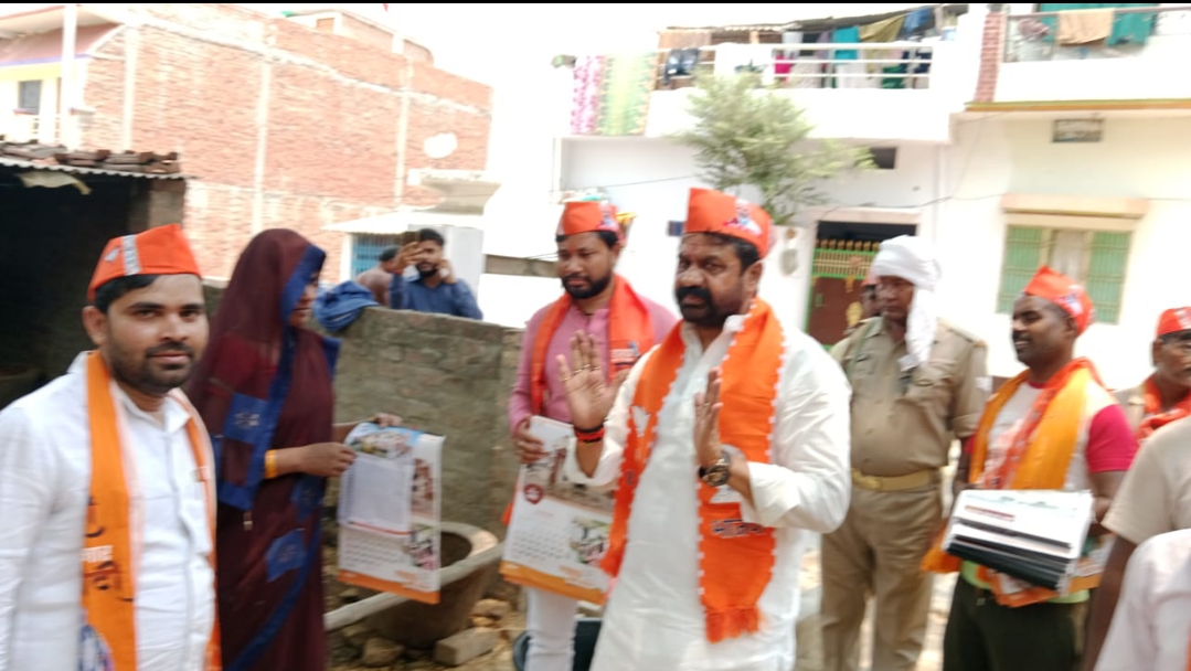 राज्य मंत्री दयाशंकर मिश्र दयालु ने घर-घर जाकर शत प्रतिशत मतदान हेतु किया अपील