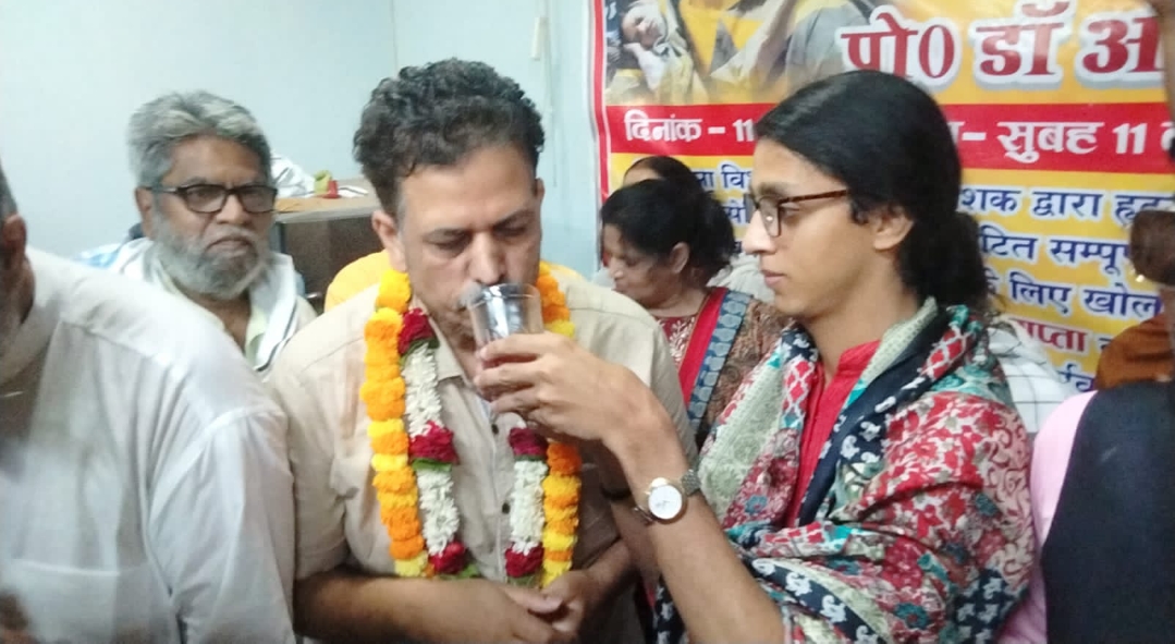 बीस दिनों के बाद डॉ. ओम शंकर ने खत्म किया आमरण अनशन