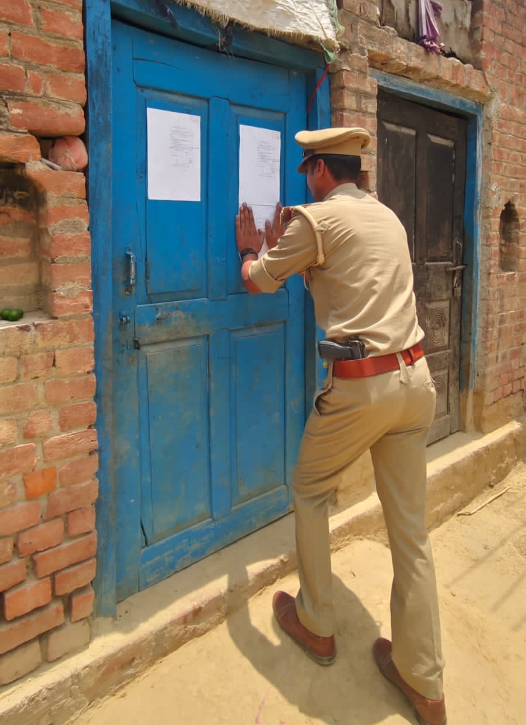 चोलापुर पुलिस ने चंदौली पहुंचकर चस्पा किया 82 की नोटिस