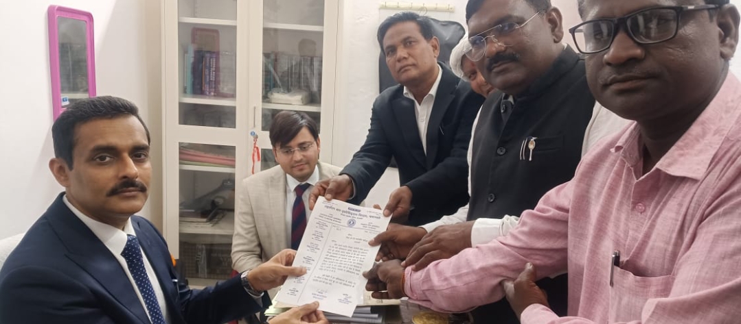 निरीक्षण करने पहुँचे जिला जज से मिले अधिवक्ता