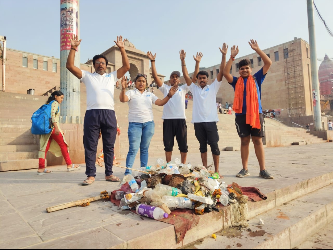श्री काशी विश्वनाथ धाम के गंगा द्वार के समक्ष नमामि गंगे ने किया श्रमदान