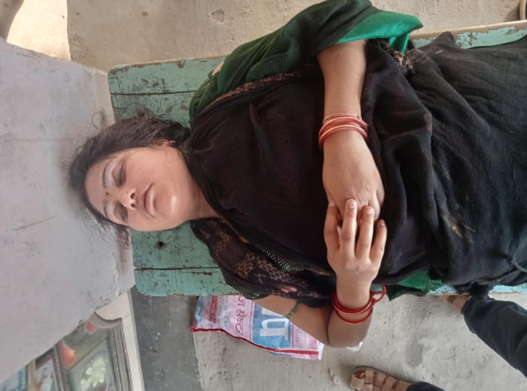 भीषण धूप की चपेट में आने से बेहोश होकर सड़क पर गिरी बाइक सवार महिला