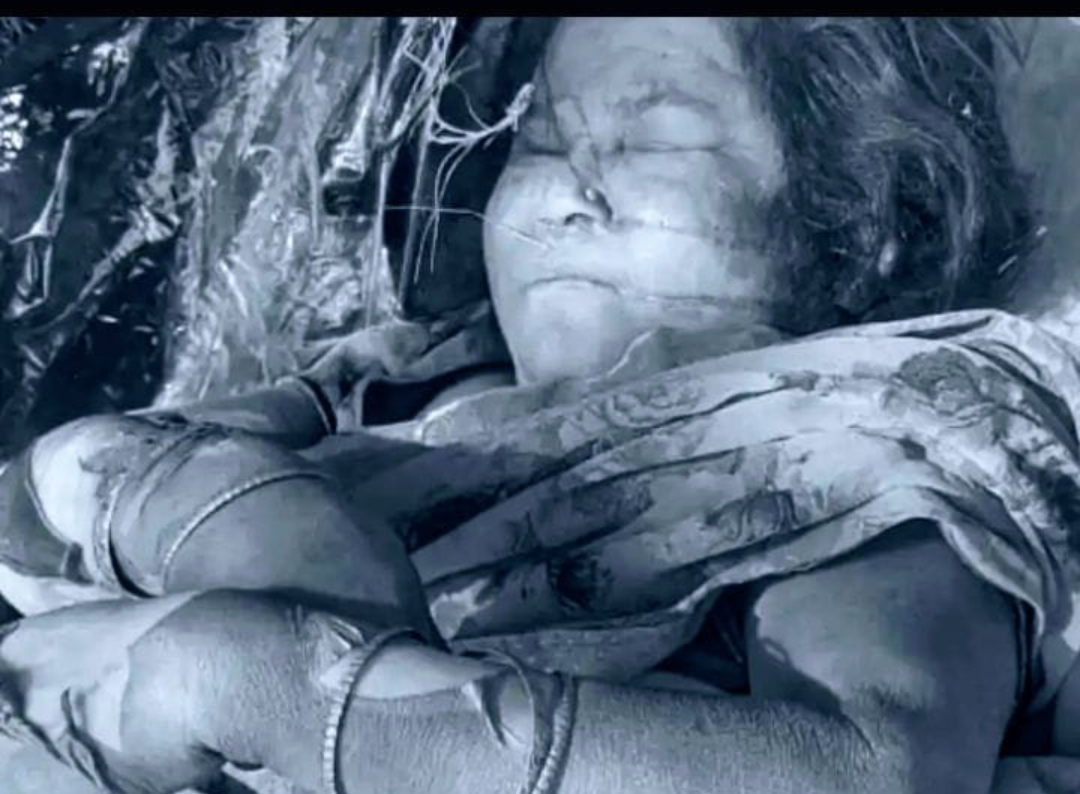 हाईवे के किनारे पेड़ों के झुरमुट के बीच अज्ञात महिला की शव मिली