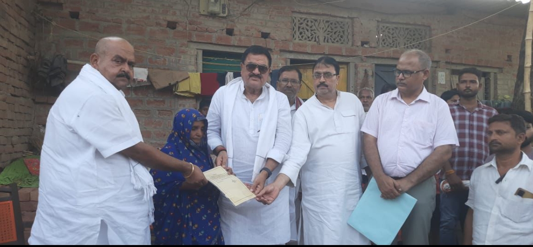 मृतक के परिजनों को विधायक ने सौपा चार लाख बीस हजार का चेक