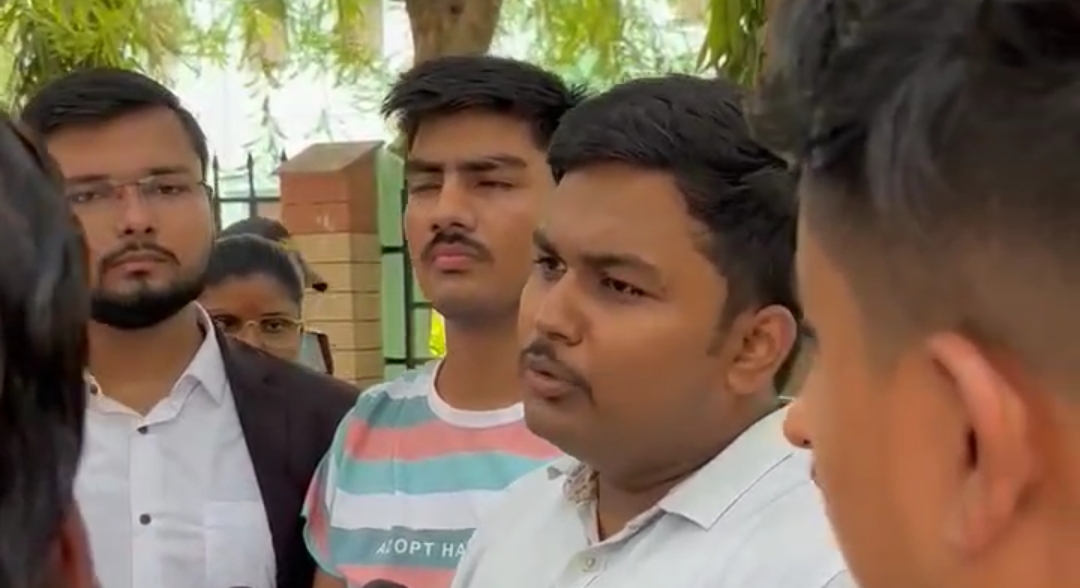 आज महात्मा गाँधी काशी विद्यापीठ मे BALLB(HONS) के छात्रों द्वारा विद्यापीठ के कुलपति व विधि संकाय के संकायाध्यक्ष का पुतला फुका