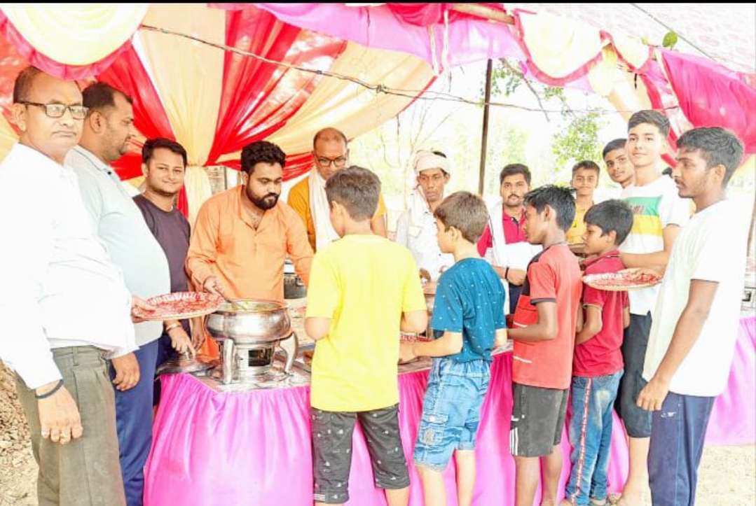 हनुमान मंदिर के वार्षिक श्रृंगार पर जुटे भक्त, हुआ भंडारा
