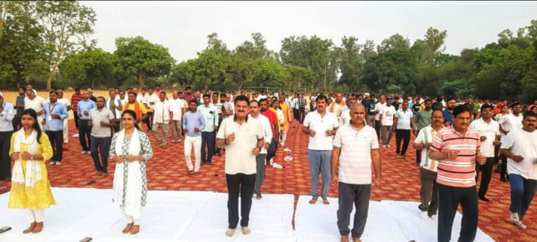 अंतर्राष्ट्रीय योग दिवस लाल बहादुर शास्त्री एयरपोर्ट बाबतपुर के मैदान पिंडरा विधायक अवधेश सिंह के नेतृत्व में मनाया गया