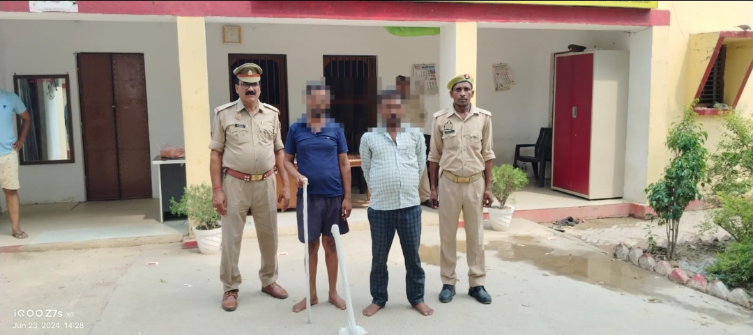 लोहे की राड व फावड़ा से मारपीट कर गम्भीर रूप से घायल कर देने वाले दो नफर वांछित अभियुक्तगण को थाना बड़ागाँव पुलिस ने किया गिरफ्तार, निशानदेही पर घटना में प्रय़ुक्त 01 अदद लोहे की राड व 01 अदद फावड़ा बरामद