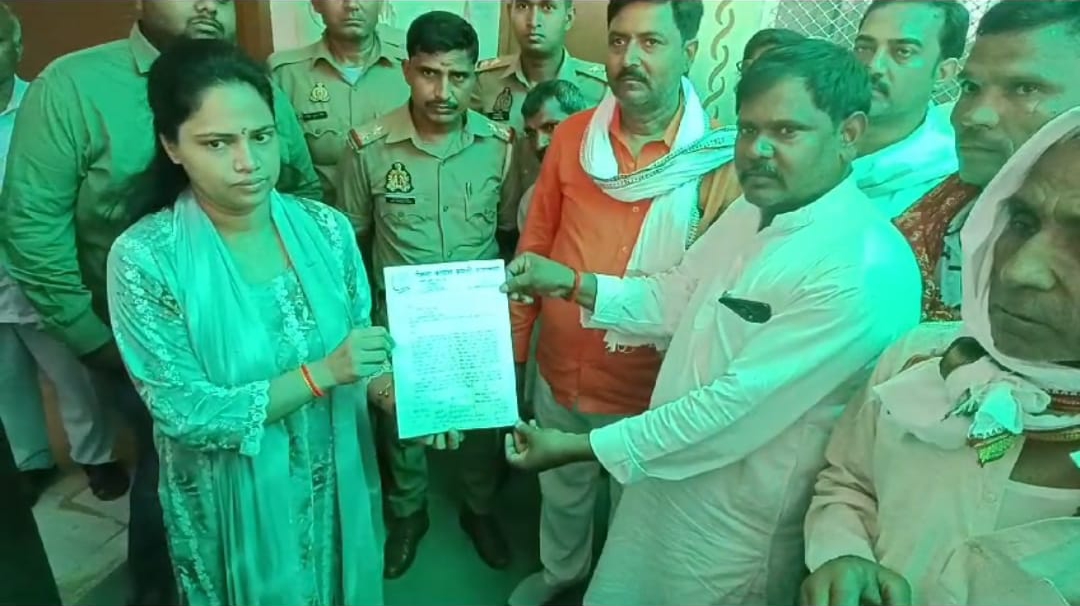 किसानों ने उप जिलाधिकारी पिंडरा से मिलकर राज्यपाल के नाम दी पत्रक