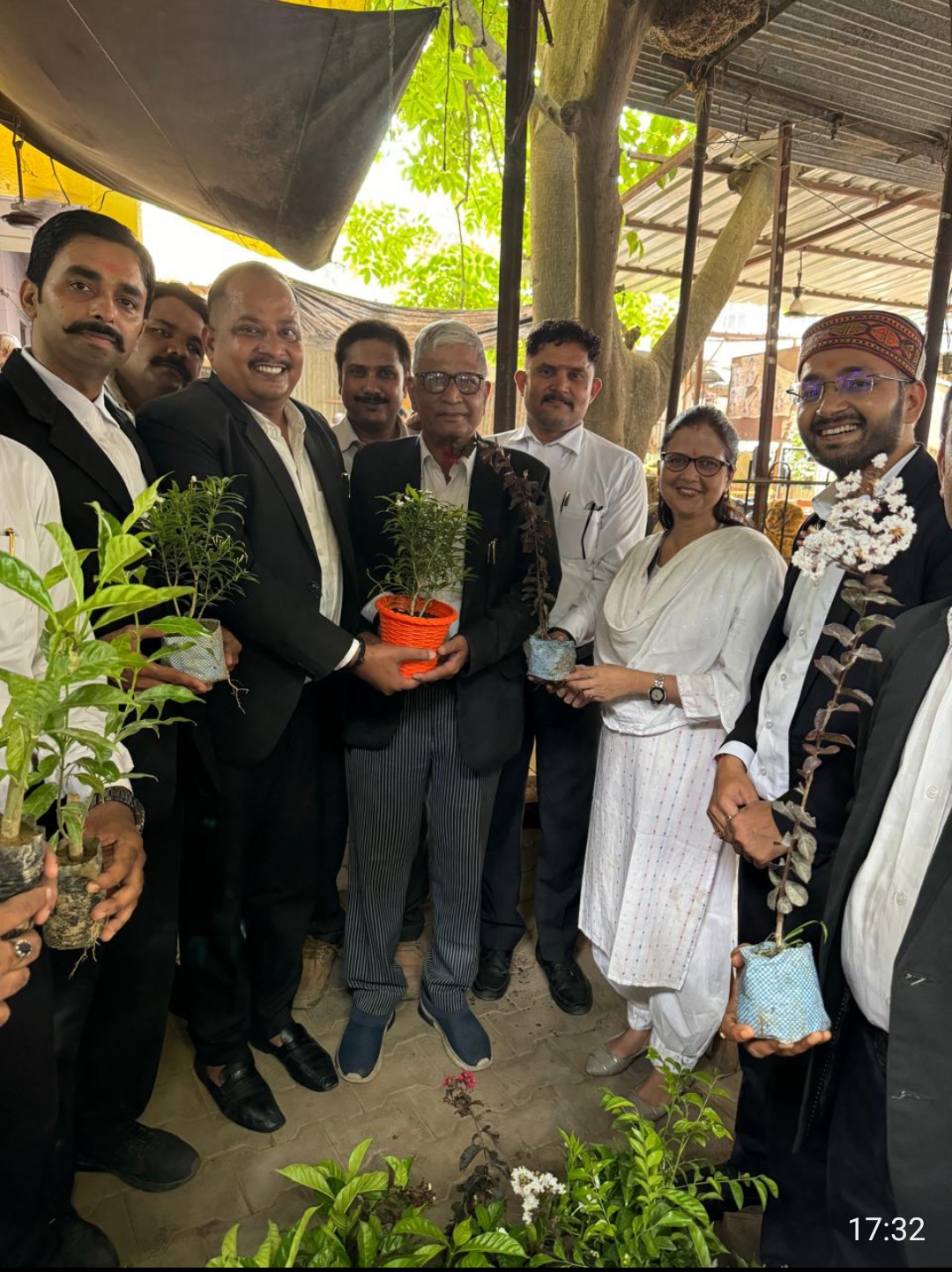 युवा कांग्रेस के जिलाध्यक्ष व अधिवक्ताओं ने किया पौधरोपण