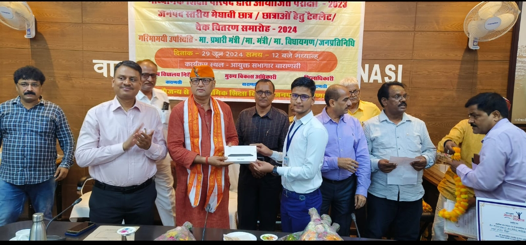 मुख्यमंत्री योगी आदित्यनाथ ने प्रदेश के मेधावी छात्र-छात्राओं को टैबलेट उपलब्ध कराकर उनका उत्साहवर्धन किया