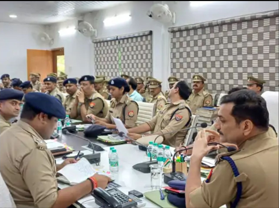 वाराणसी पुलिस कमिश्नर ने SO को मीटिंग से भगाया
