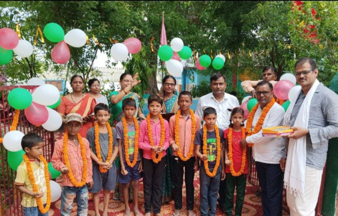 स्कूलों में पहुचने पर छात्रों का शिक्षकों ने किया स्वागत