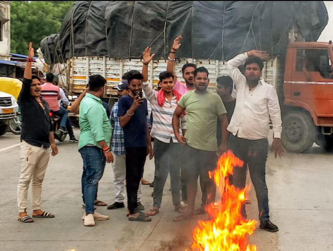 भाजयुमो के कार्यकर्ताओं ने राहुल गांधी का फूका पुतला