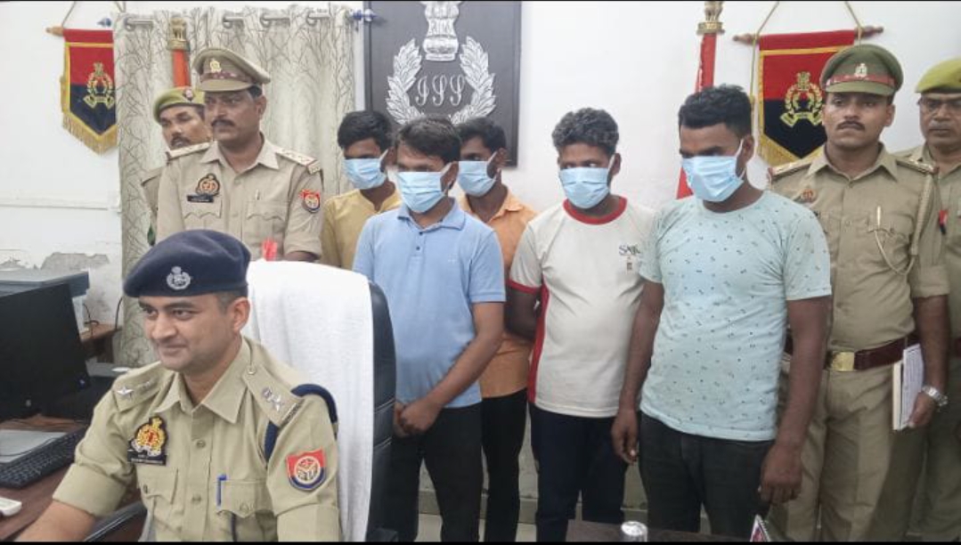 प्राथमिक विद्यालय में हुई चोरी