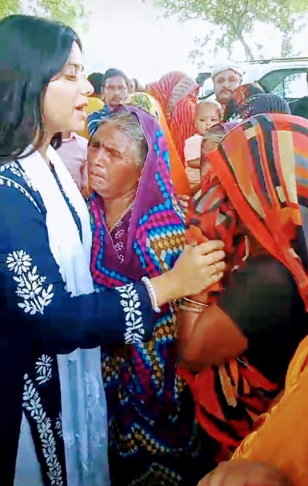 सांसद प्रिया सरोज पहुंची ग्रामीणों के बीच