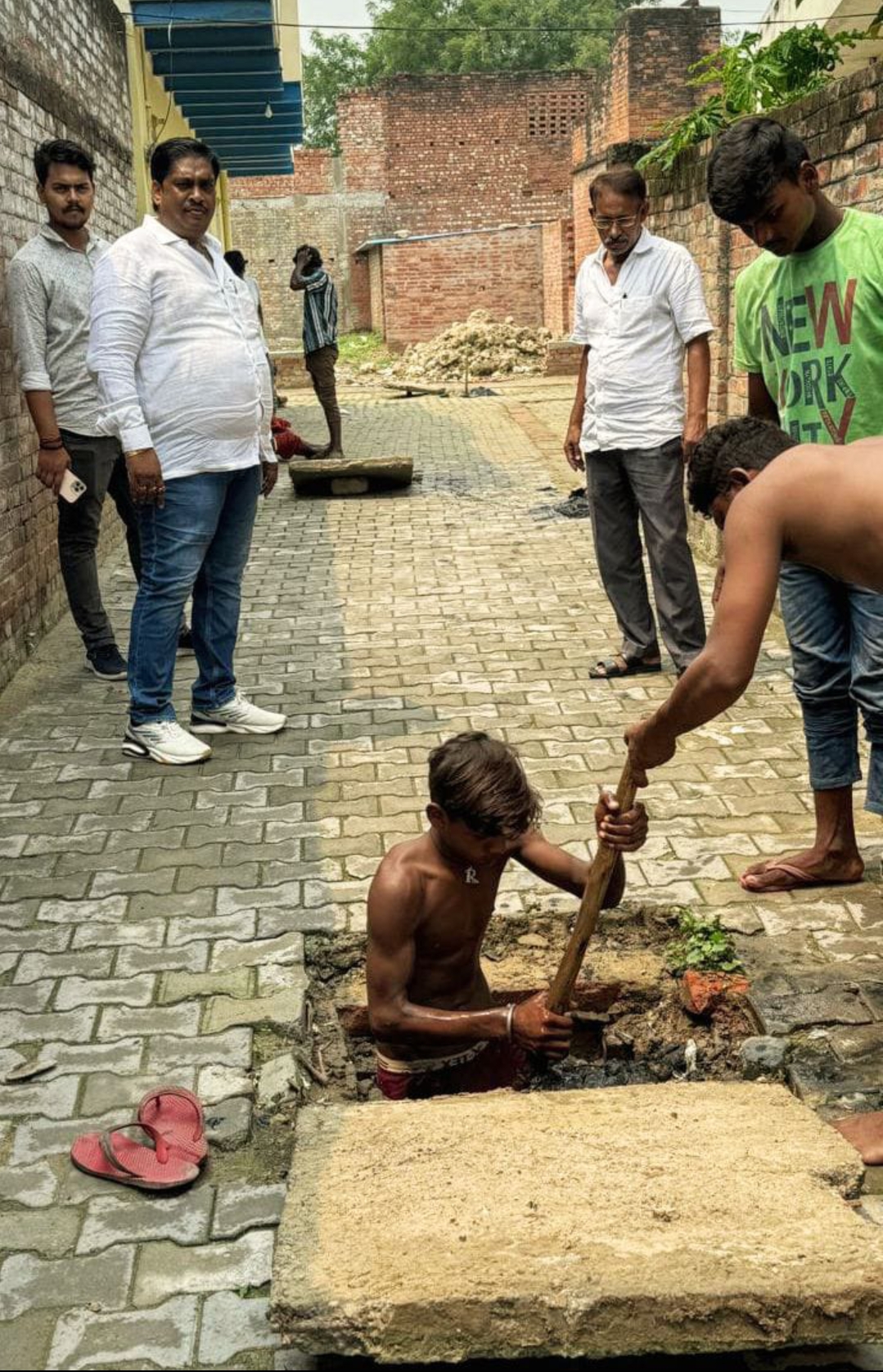 ग्राम सभा सदस्य की शिकायत पर जाम नाला हुआ साफ