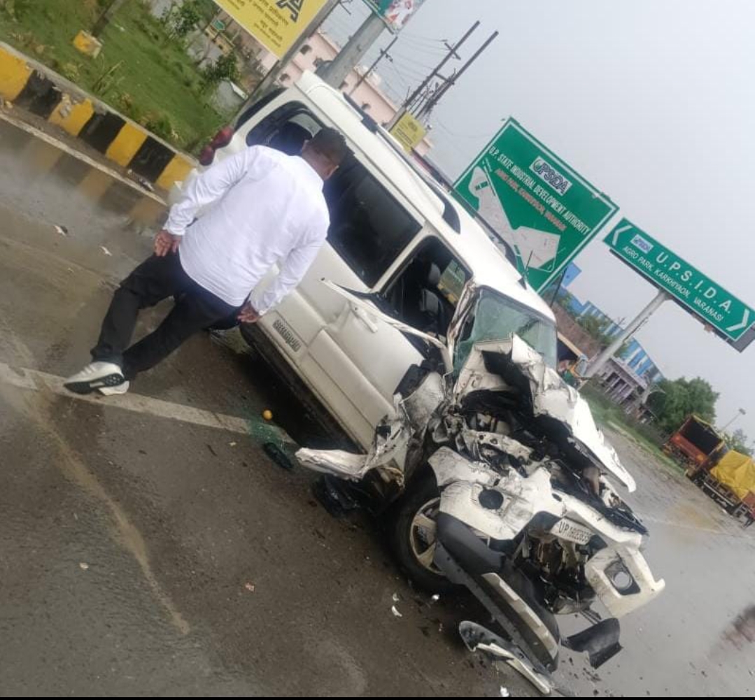 फूलपुर के अमूल प्लांट के सामने ट्रक व स्कॉर्पियो में टक्कर, स्कॉर्पियो सवार दो लोग घायल। बाकी बाल बाल बचे।