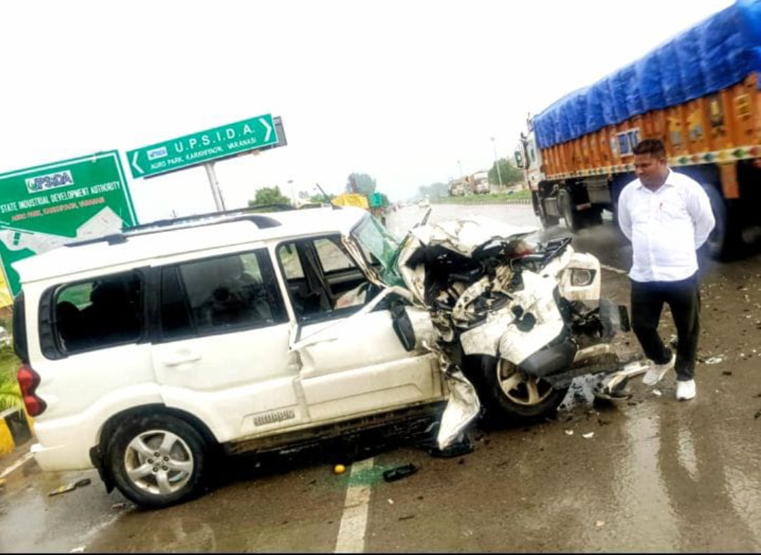 काशी से दर्शन कर अयोध्या जा रहे श्रद्धालु के स्कॉर्पियो को ट्रक ने मारी टक्कर