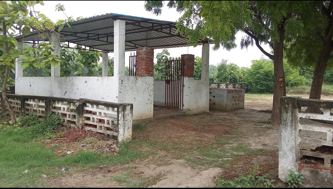 कब्रिस्तान के अंदर बना दिया कूडा घर