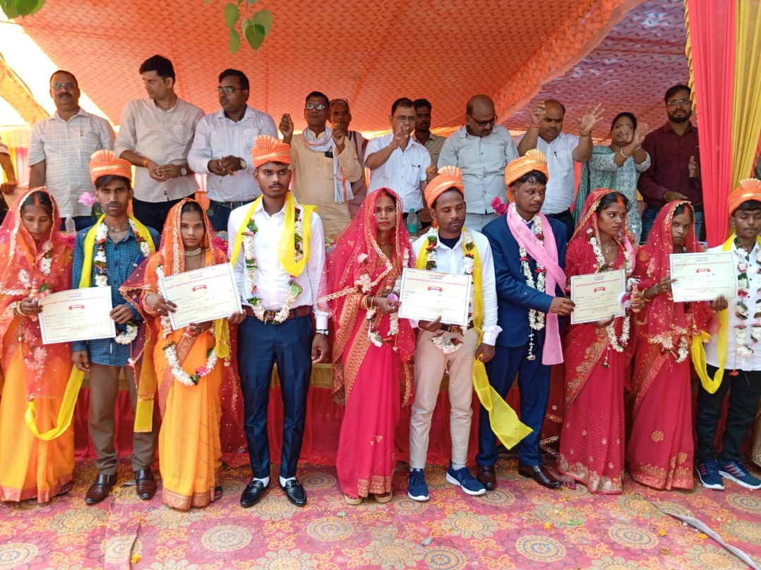 मुख्यमंत्री सामूहिक योजना के तहत गरीब परिवार की बेटियों ने लिए सात फेरे