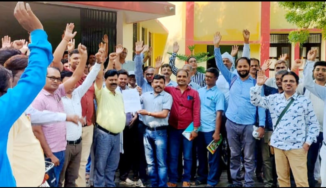 ऑनलाइन उपस्थिति के विरोध में शिक्षक संकुलों ने दिया सामूहिक त्यागपत्र