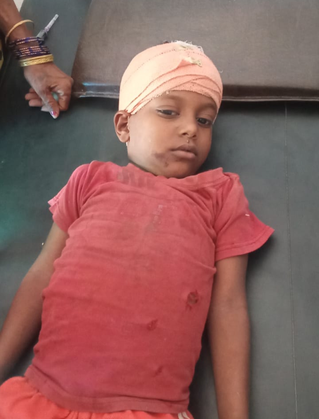 कच्ची दीवाल गिरने से बालक घायल