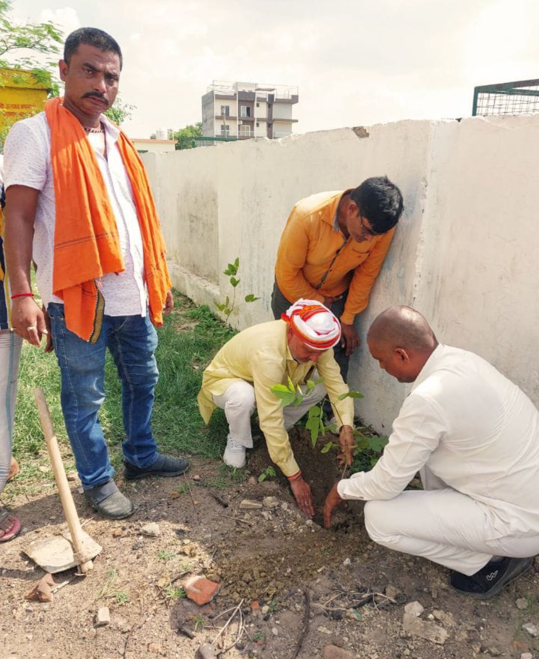 बाबतपुर सहकारी समिति पर भी की गई पौधारोपण