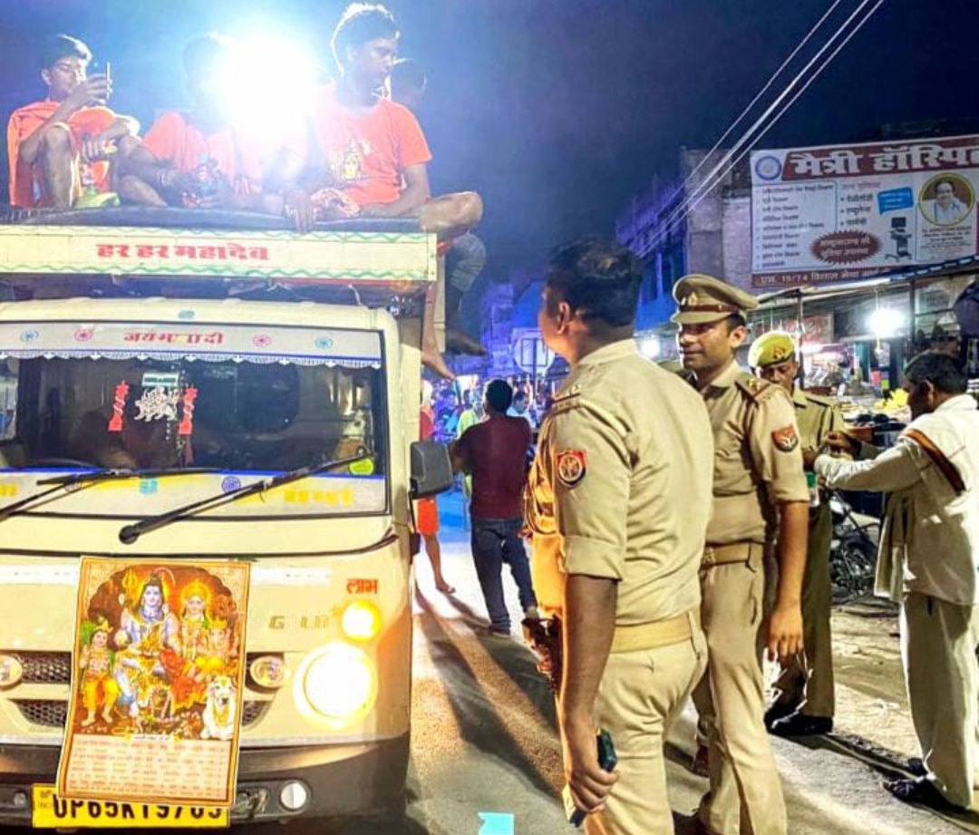 फूलपुर पुलिस ने कांवरियों की सेवा, कर पिलाया पानी व दिया फल