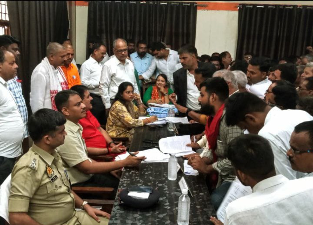 शराब की दुकान हटाने को लेकर महिलाओ ने दिया पत्रक