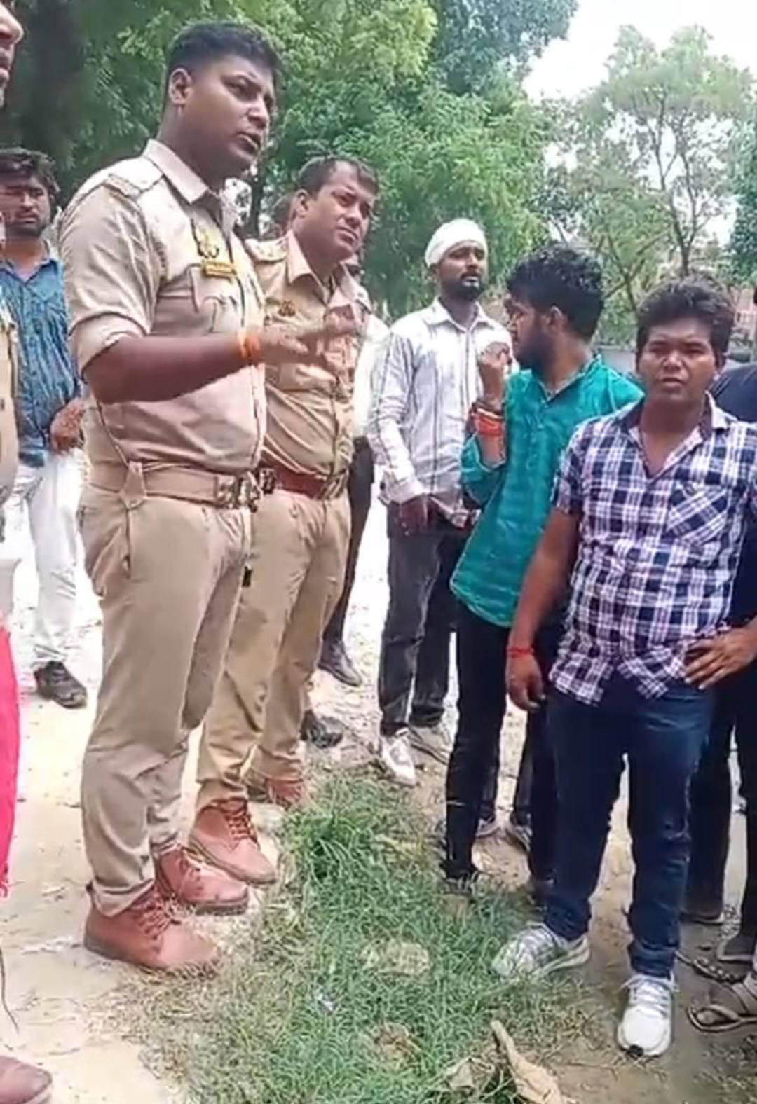 हत्या के प्रयास के आरोपित के गिरफ्तारी न होने पर थाने का घेराव