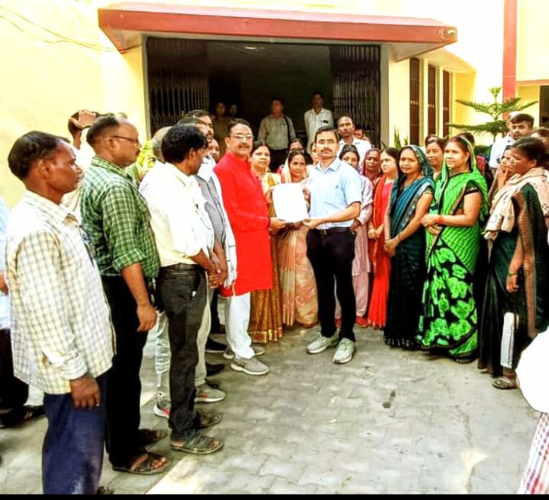 सात सूत्रीय मांगों को लेकर शिक्षामित्रों ने बीईओ को सौंपा ज्ञापन