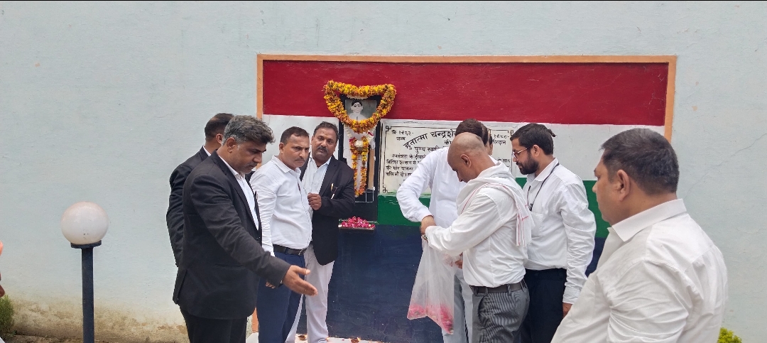 जहां लगे थे कोङे,वकीलो ने उस मिट्टी को पुजाआजाद की प्रतिमा पर माल्यापर्ण के लिये लेनी पङी जेल अधीक्षक से अनुमति