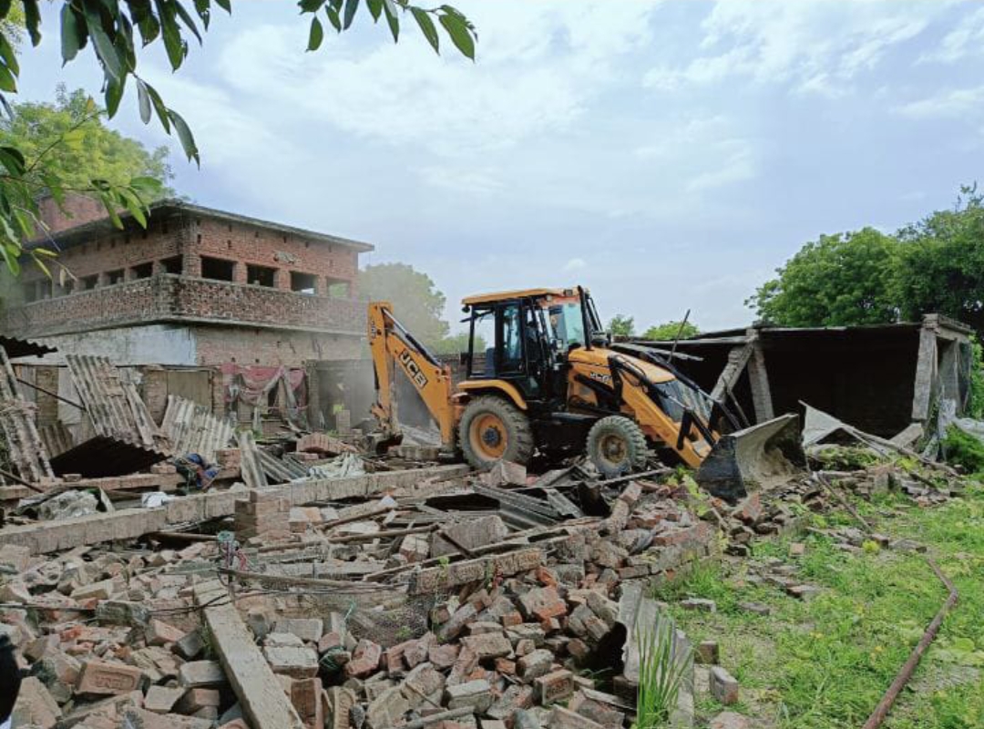 किसान नेता का मुर्गा फार्म व घर भी गिरा गया