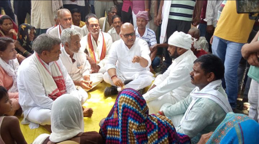 किसानों के बीच पहुंचे कांग्रेस के प्रदेश अध्यक्ष अजय रायकिसानों ने सुनाई अपनी व्यथा