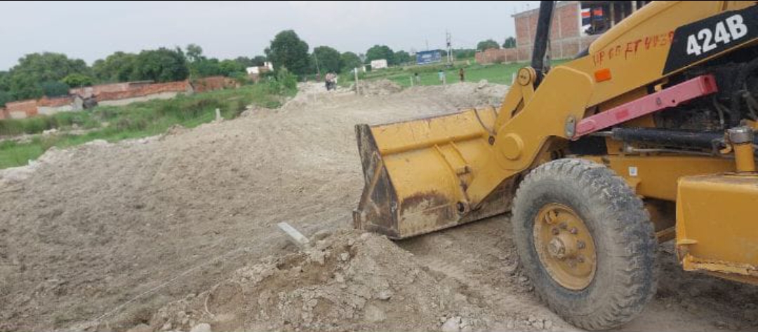 किसान ने जेसीबी से चकरोड को खुदवाया, प्रशासन ने ठीक कराया।